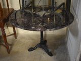 une table en marbre sur laquelle est posée une cage à oiseaux