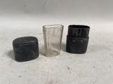 deux tasses et un verre posés sur une table