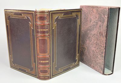 deux livres ouverts sur une surface blanche