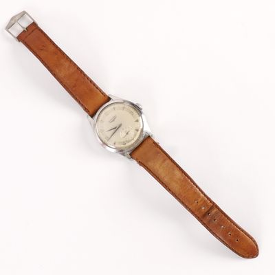 un gros plan d'une montre sur une surface blanche avec un fond blanc