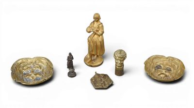 une image représentant un ensemble d'objets en or, comprenant notamment une statue, une figurine et d'autres objets