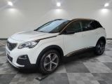 la voiture blanche est garée dans le garage sur un sol en damier