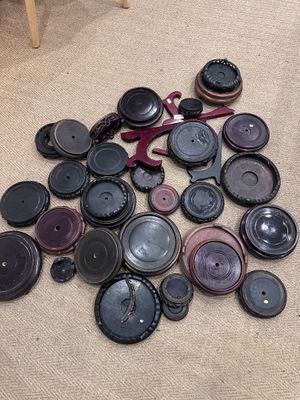 un tas de boutons par terre, à côté d'une chaise