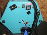 une machine bleue posée sur une table