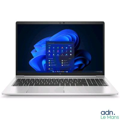 l'ordinateur portable est ouvert sur un fond blanc, avec une rose bleue