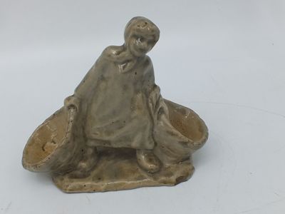 figurine représentant une femme assise dans un bateau avec un chien