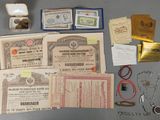 un grand nombre d'objets posés sur une table