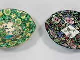 deux petites assiettes ornées de motifs floraux sur un fond blanc