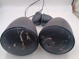 deux lampes noires posées sur une table blanche
