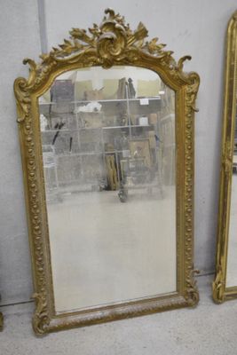 deux miroirs posés l'un à côté de l'autre sur le sol