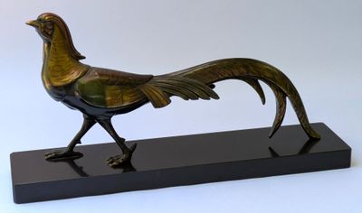 statue en bronze représentant un oiseau, posée sur un socle noir, sur fond blanc