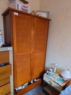 un meuble en bois dans le coin d'une pièce