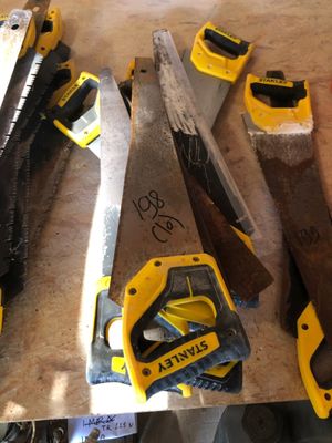 les nombreux types d'outils qui se trouvent sur la table