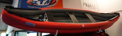 un kayak rouge posé sur un chariot