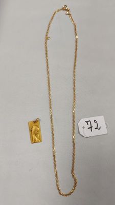 un collier en or orné d'un petit pendentif carré