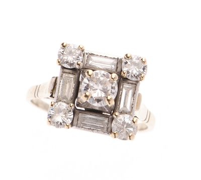 BAGUE en or gris 750 °/°° et platine 800 °/°° centrée d'un d…