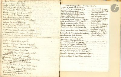 un vieux livre ouvert, sur lequel figurent des inscriptions, posé sur une table