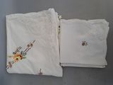 trois mouchoirs blancs ornés de fleurs jaunes et de dentelle