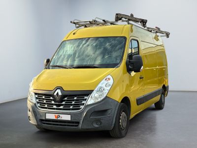 une camionnette jaune avec des échelles sur le toit, garée dans une pièce