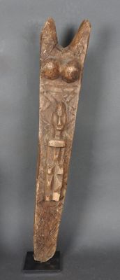 une tête de pharaon sculptée dans la pierre, datant de l'Égypte antique