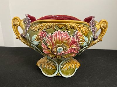 un vase orné d'un motif floral, posé sur une table
