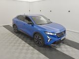 un 4x4 bleu garé dans un garage au sol en damier