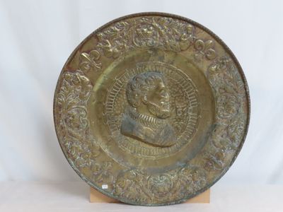 Plat en laiton repoussé avec portrait du roi Henri IV. marqu…