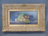 une photo d'un tableau représentant des raisins et des pommes posés sur une table