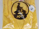 un gros plan sur un t-shirt jaune orné d'un logo