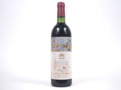 une bouteille de vin rouge posée sur une table blanche