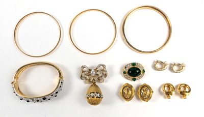de nombreuses bagues et boucles d'oreilles posées sur une surface blanche