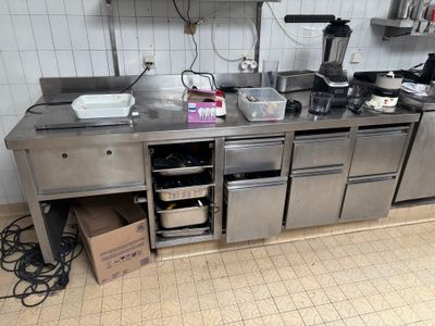 une grande cuisine en inox avec beaucoup d'espace de plan de travail