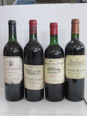 plusieurs bouteilles de vin sont alignées sur une table