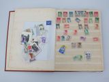 un livre ouvert avec des timbres sur une table