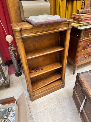 une étagère en bois surmontée d'un miroir