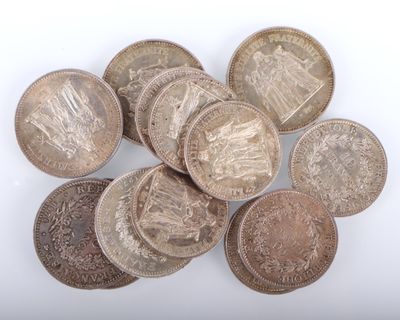 gros plan d'une pile de pièces de monnaie sur une surface blanche