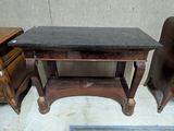 deux chaises et une table avec un plateau en marbre noir