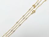 une paire de bracelets en chaîne en or sur fond blanc