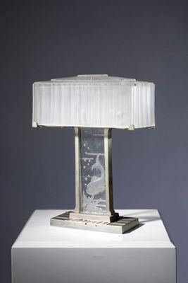 une lampe posée sur une table