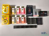 de nombreux modèles différents de cigarettes électroniques posés sur la table
