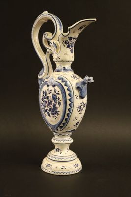 Aiguière sur piédouche, en faïence à décor en camaïeu de ble…