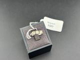une bague dans une boîte, accompagnée d'une étiquette