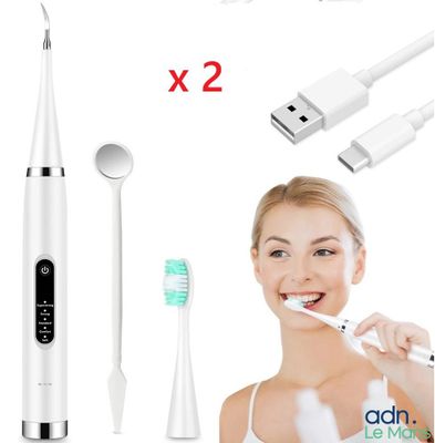 une image représentant une femme tenant une brosse à dents et une brosse à dents