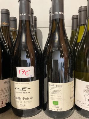 plusieurs bouteilles de vin sont alignées sur un comptoir