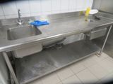 un évier en acier inoxydable dans une cuisine commerciale