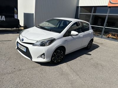 La Toyota Yaris est garée devant un immeuble.