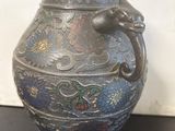 un vase posé sur une table noire