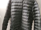 un gros plan d'une veste suspendue à un cintre accroché au mur