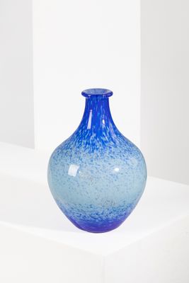 Travail XXème Vase en verre teinte bleu à décor en intercala…