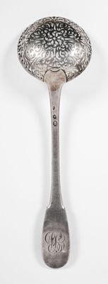 Cuillère à saupoudrer en argent, décor ajouré de rinceaux. - Photo 1